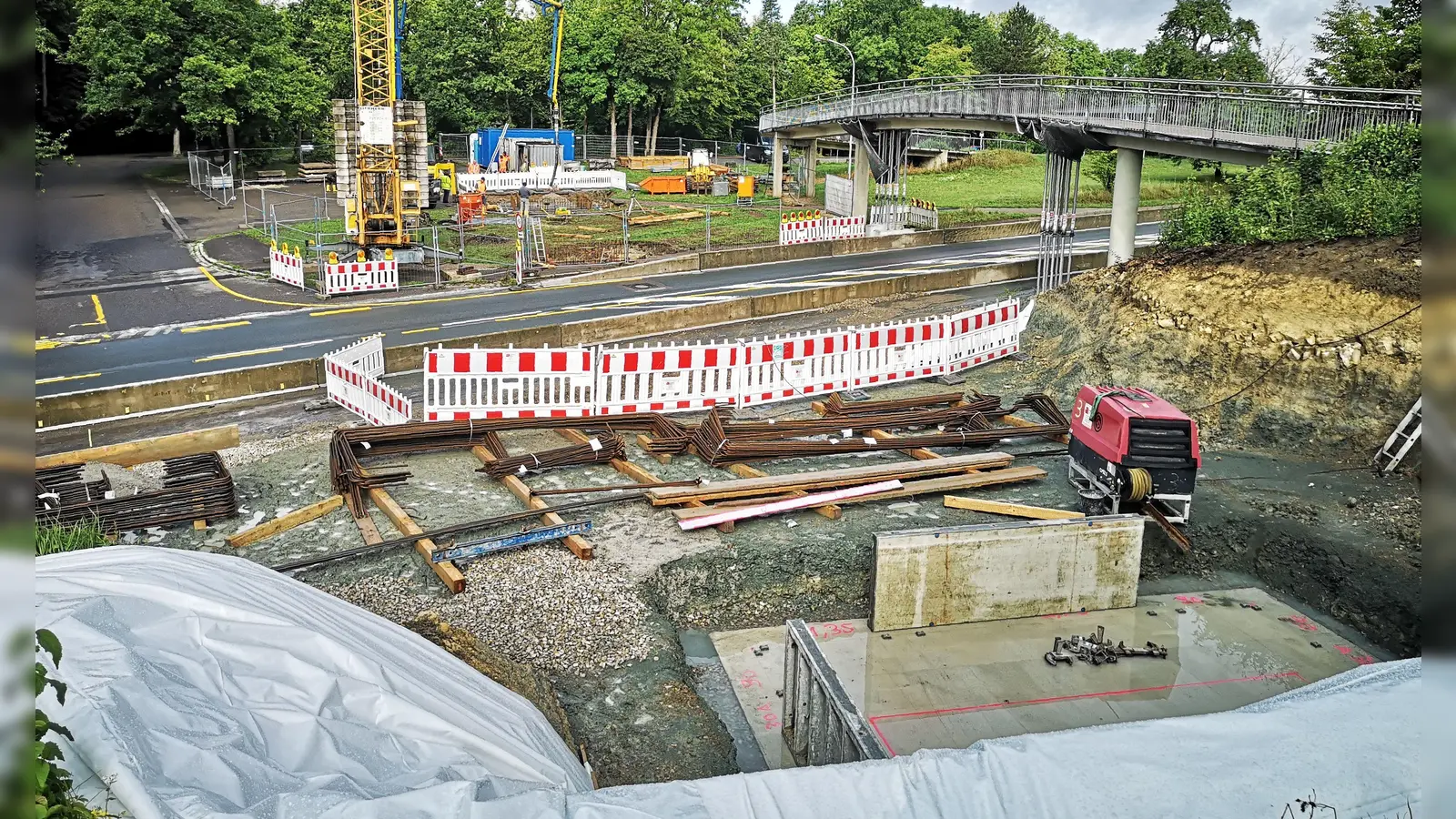 Für die neue Brücke werden derzeit die Fundamente vorbereitet. Sie entsteht neben dem bishergen Steg, der bis zur Fertigstellung nutzbar bleibt. (Foto: Jürgen Binder)
