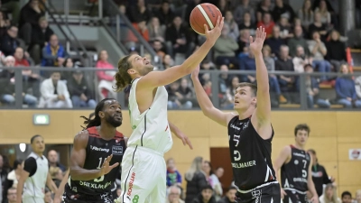 Ein Vorbild: hapa-Kapitän Christian Imberi (am Ball gegen den Vilsbiburger Moritz Kraske. (Foto: Rügner)