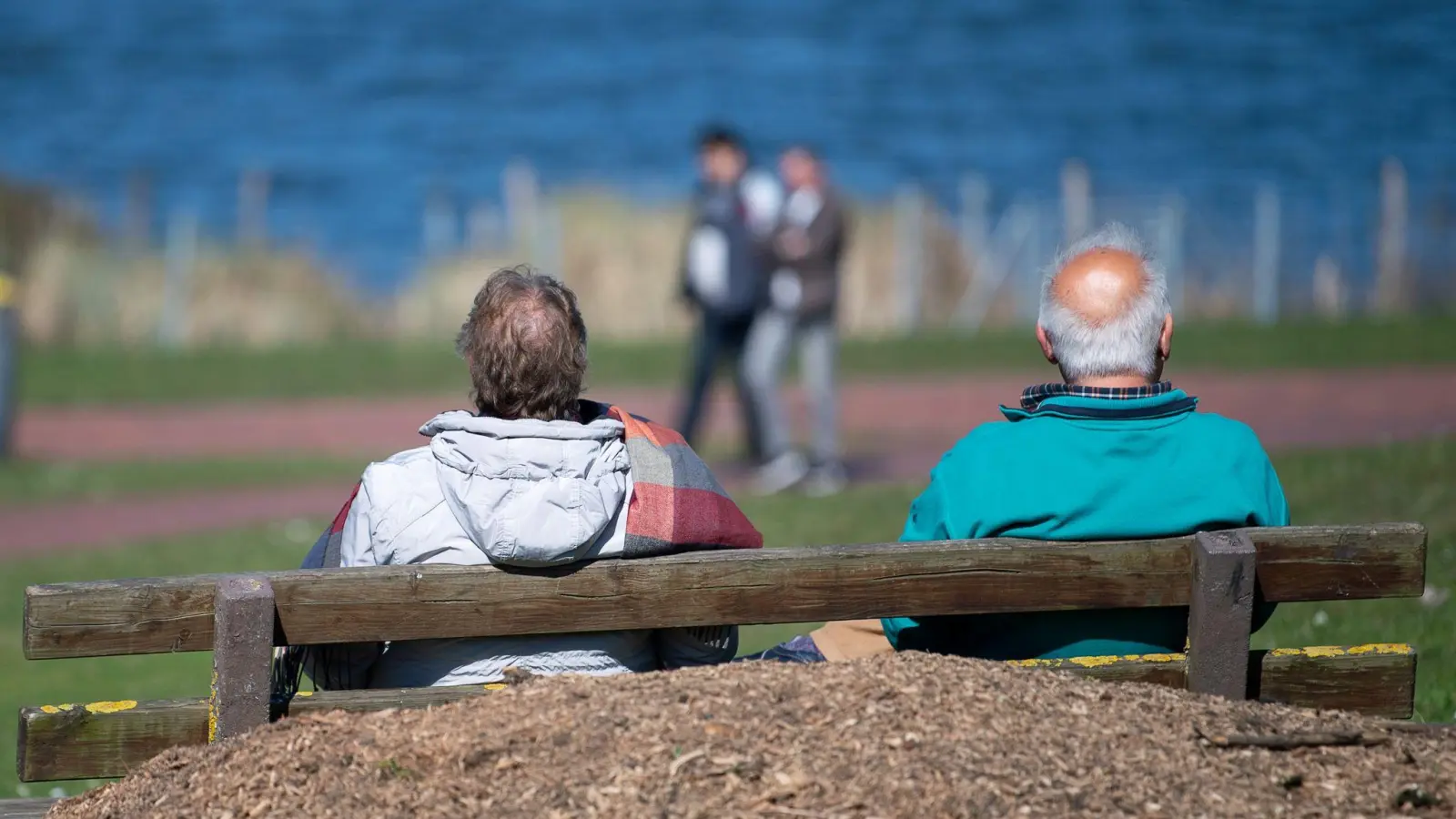 Viele Menschen sind im Alter zufriedener. (Foto: Sebastian Gollnow/dpa)