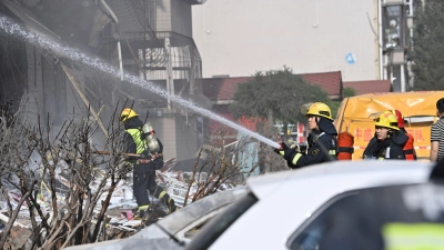 Dutzende Rettungskräfte eilten nach der Explosion zu dem Brand in Taiyuan.  (Foto: Yang Chenguang/XinHua/dpa)