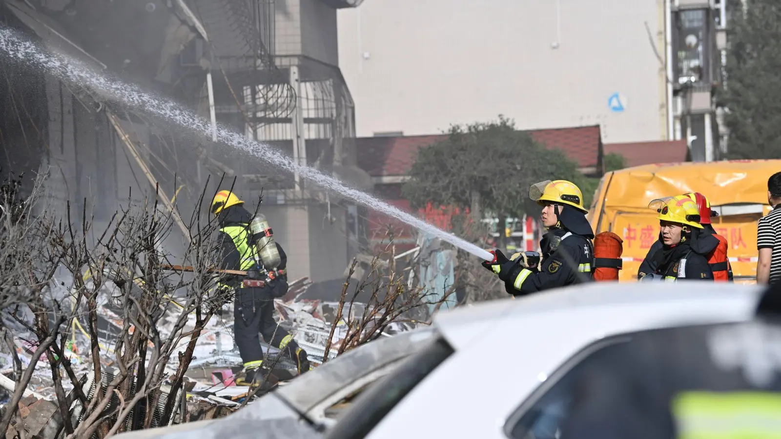 Dutzende Rettungskräfte eilten nach der Explosion zu dem Brand in Taiyuan.  (Foto: Yang Chenguang/XinHua/dpa)