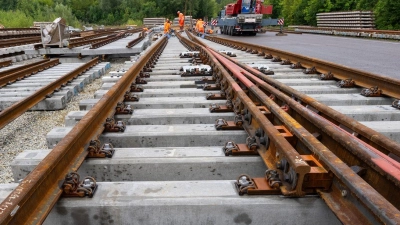 Der letzte Zug ist von der Strecke, nun beginnen die Bauarbeiten zwischen Hamburg und Berlin. (Archivbild) (Foto: Soeren Stache/dpa)