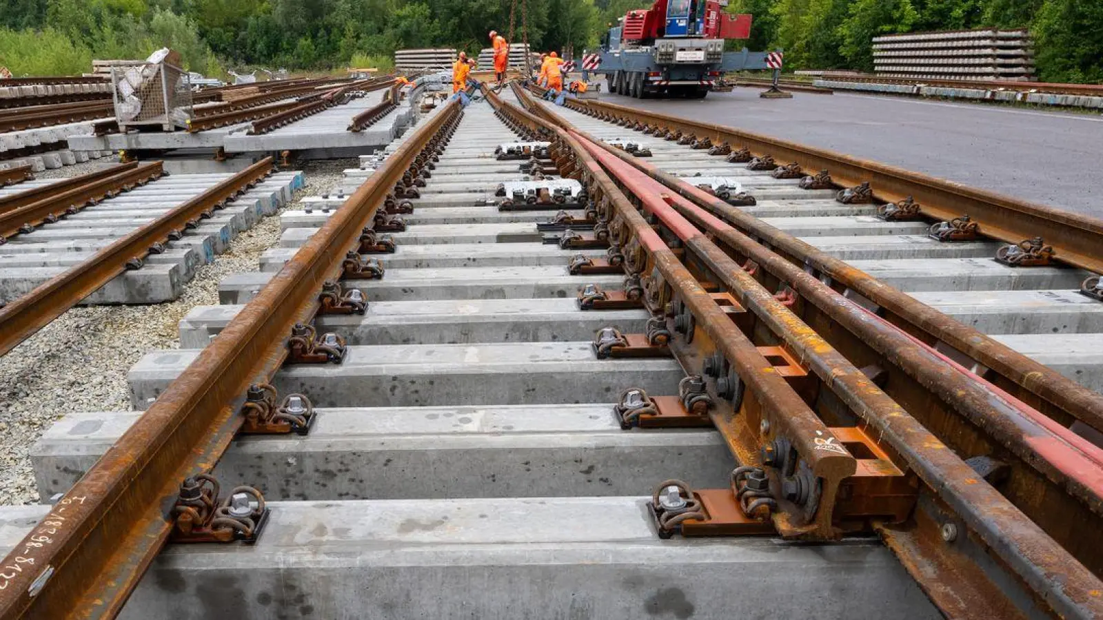 Der letzte Zug ist von der Strecke, nun beginnen die Bauarbeiten zwischen Hamburg und Berlin. (Archivbild) (Foto: Soeren Stache/dpa)