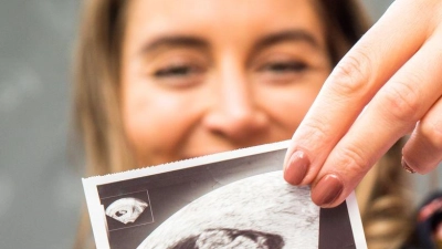 Eines der wichtigsten Fotos im Leben: Das erste (und auch zweite und dritte) Ultraschallbild ist für werdende Eltern meist etwas ganz Besonderes.  (Foto: Christin Klose/dpa-tmn)