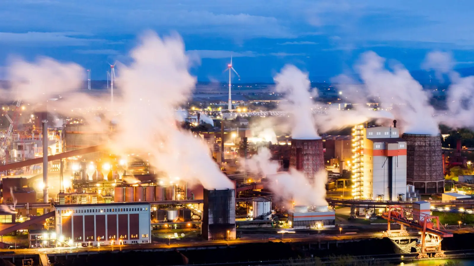 Der CO2-Ausstoß der Industrie belastet das Klima. (Archivbild) (Foto: Julian Stratenschulte/dpa)