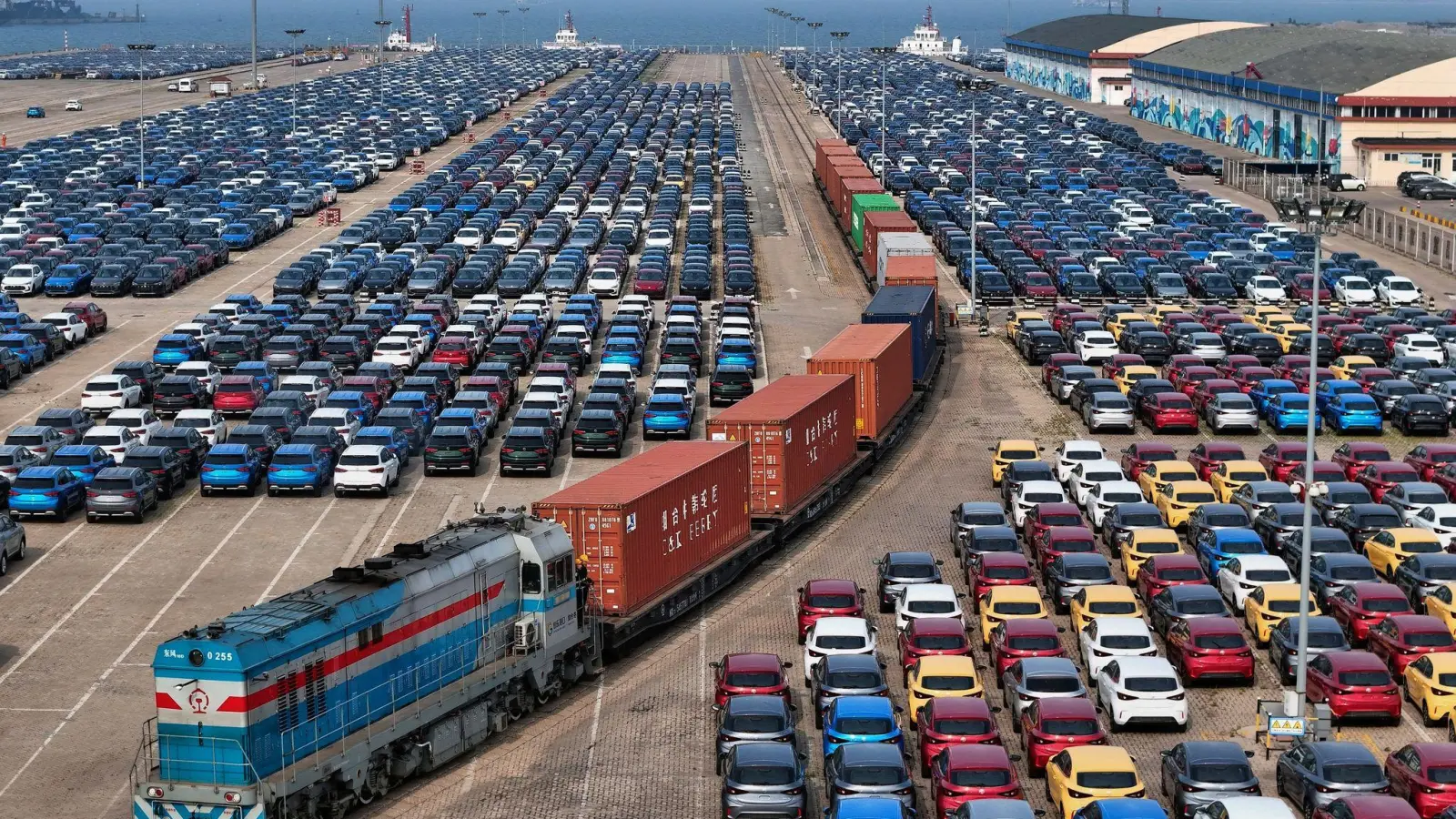 Die chinesische Autoindustrie hat auf ihrem Heimatmarkt die deutsche Konkurrenz weit hinter sich gelassen. (Symbolbild)  (Foto: Uncredited/CHINATOPIX/AP/dpa)