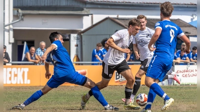 Der ESV Ansbach-Eyb (links Marco Jilg, rechts Leo Wilhelm) unterlag dem TSV Markt Erlbach (am Ball Laurenz Maneth) mit 0:1. Kai Scheiderer (im Hintergrund) traf kurz vor dem Abpfiff noch den Pfosten des ESV-Tores. (Foto: Markus Zahn)