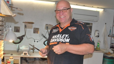 Von schlichtem Küchenmesser bis zum Wellenschliff beim Besteckmesser oder die Drehscheibe von der Brotschneidemaschine, was noch nicht richtig scharf ist, wird von Thomas Holz scharf gemacht.  (Foto: Astrid Pirner)