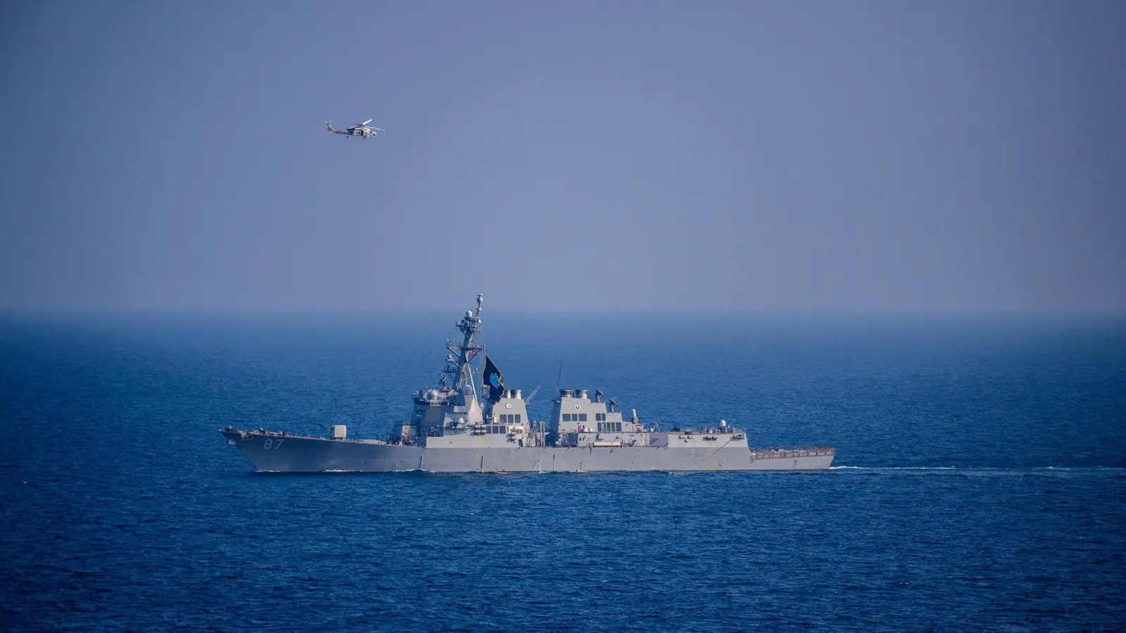 Der Lenkwaffenzerstörer USS Mason gehört zu den Kriegsschiffen, die vom Iran nach US-Darstellung in der Straße von Hormus angegriffen wurden. (Archivbild)  (Foto: Petty Officer Samantha Alaman/DVIDS/US Navy/dpa)