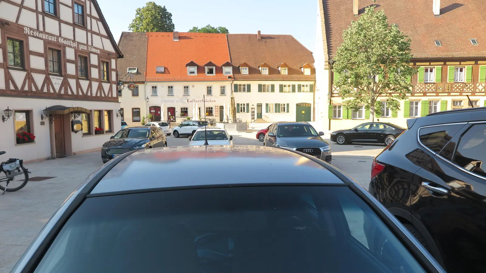 Der Parkdruck im öffentlichen Raum ist schon jetzt in allen Kommunen hoch. Ohne neue Satzung befürchtet die Heilsbronner Stadtverwaltung, dass dieser noch höher wird. (Foto: Eckard Dürr)