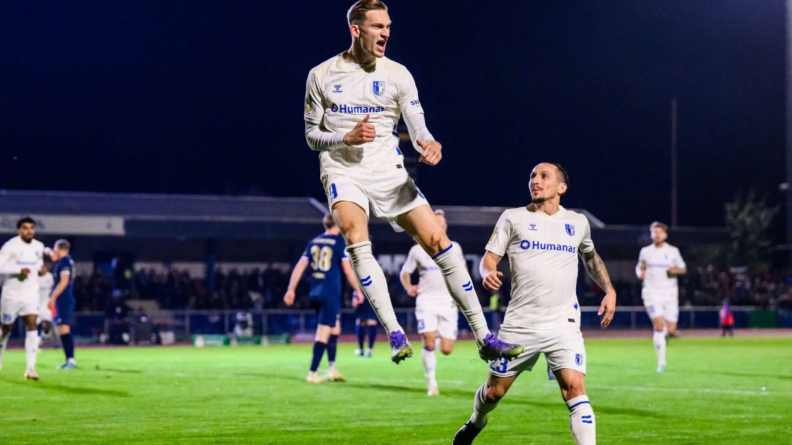 Magdeburg-Stürmer Maximilian Breunig jubelt über sein Tor zum 1:0 in Illertissen. (Foto: Tom Weller/dpa)