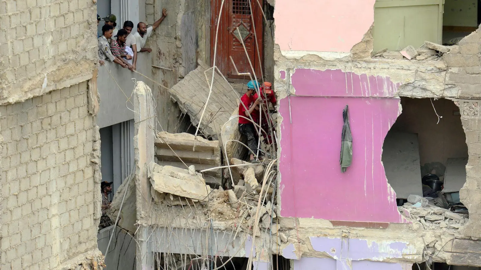 Haus stürzt in Karatschi ein: Mehrere Tote und Verletzte (Foto: -/XinHua/dpa)