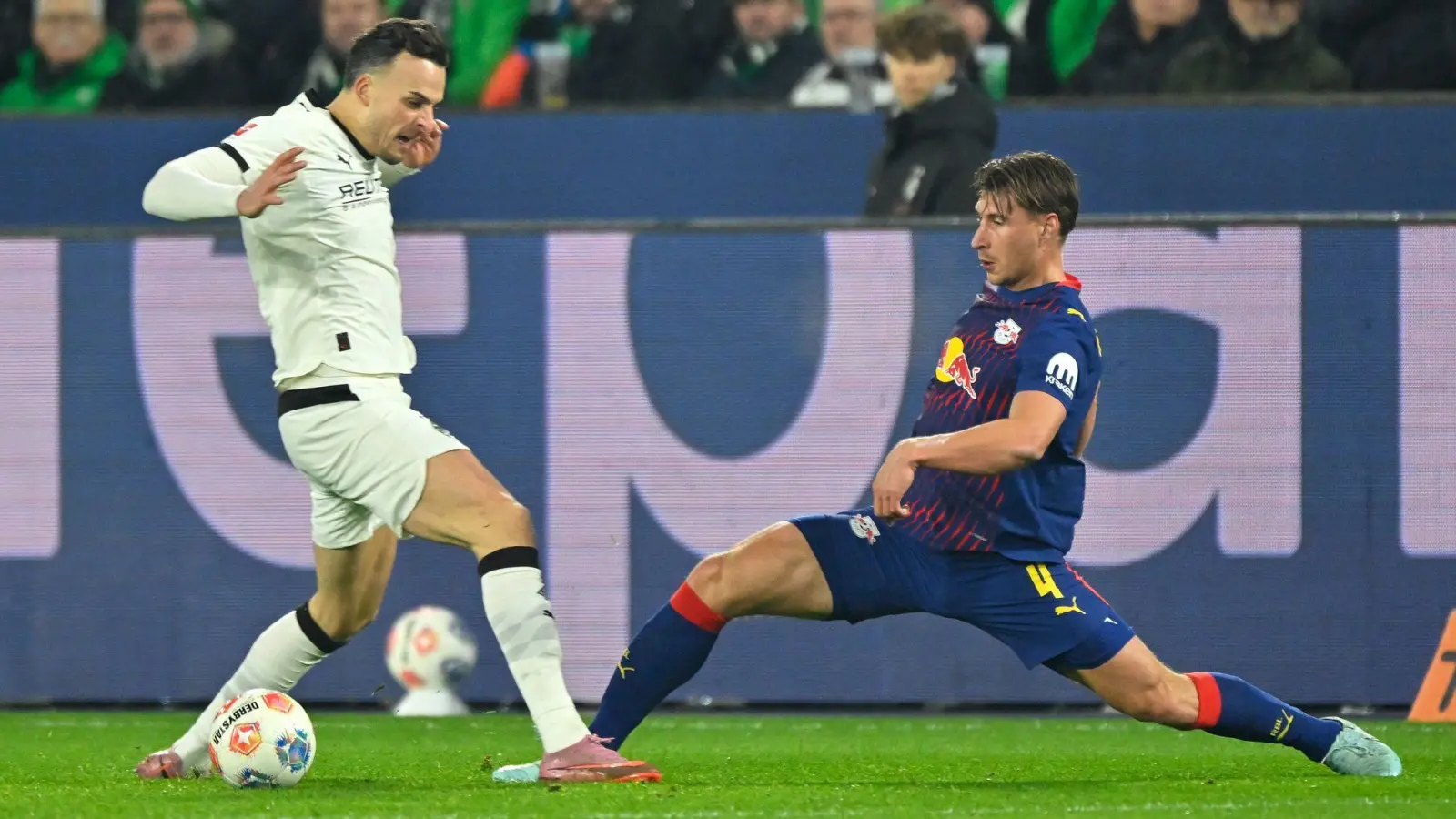 Kein Durchkommen für Gladbachs Tabakovic. (Foto: Ulrich Hufnagel/dpa)