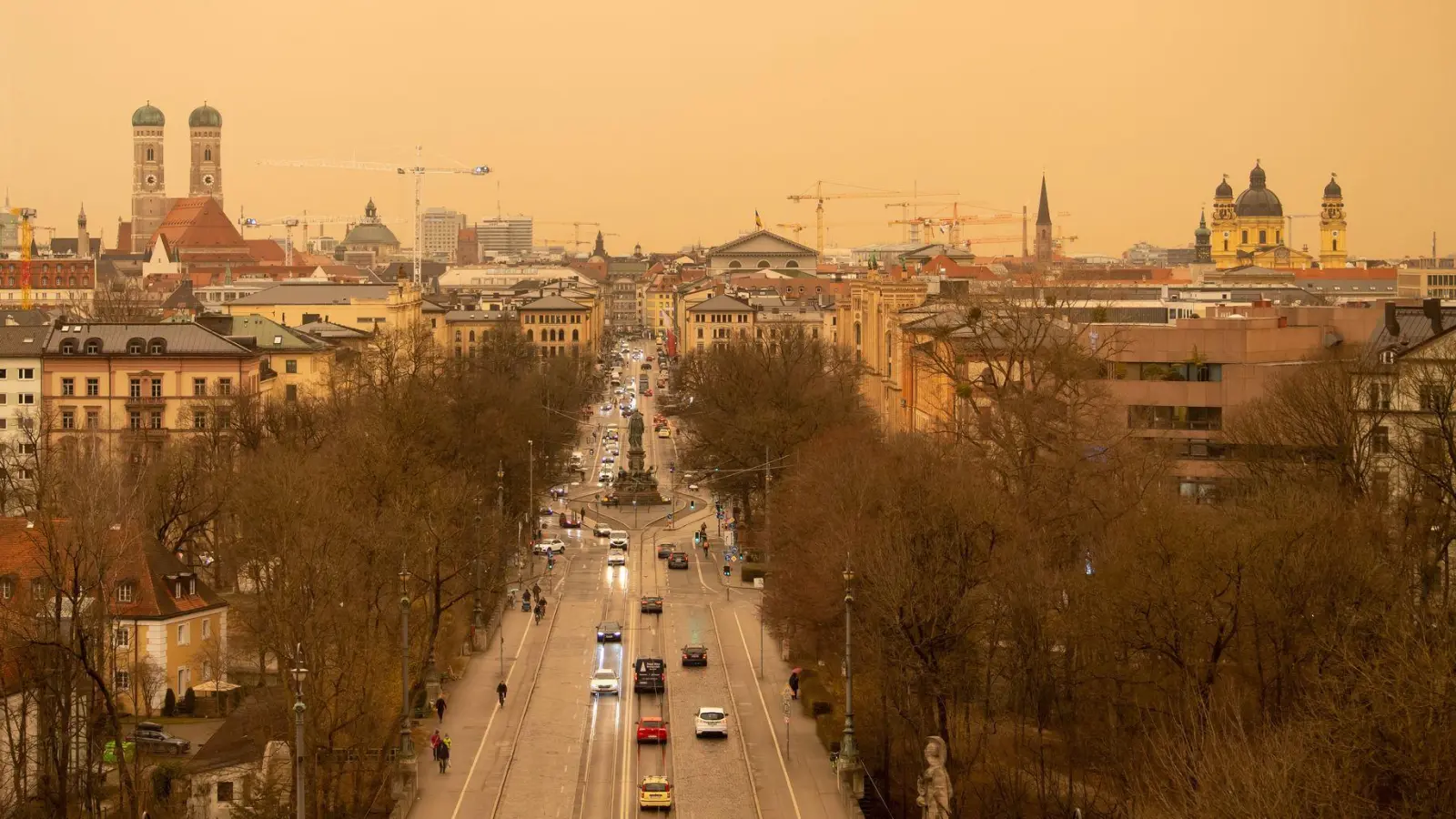 Saharastaub färbt nicht nur den Himmel gelblich. Auf dem Auto wird er bei falscher Reinigung zum Problem. (Foto: Sven Hoppe/dpa/dpa-tmn)