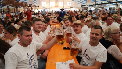 So voll wie bei der Eröffnung im vergangenen Jahr ist das Festzelt bei der Kirchweih in Ansbach leider nur selten. Weil es sich für ihn nicht mehr lohnte, hat der bisherige Festwirt seinen Vertrag mit der Stadt gekündigt. (Archivfoto: Alexander Biernoth)