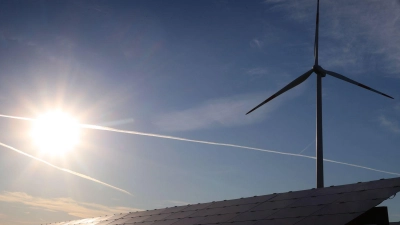Inwieweit müssen Bürger beim Bau eines Windrades oder einer Photovoltaikanlage finanziell beteiligt werden? (Illustration) (Foto: Karl-Josef Hildenbrand/dpa)