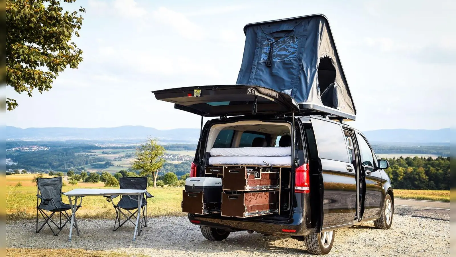 Fast schon wie ein richtiges Wohnmobil: Die flexiblen Campingmodule lassen sich zwar je nach Geldbeutel umfangreich gestalten, aber für den Alltagsbetrieb wieder ausbauen. (Foto: Transcamp/Friedemann Bayer/Transcamp/Friedemann Bayer/dpa)