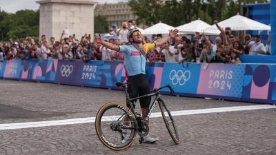 Der belgische Doppel-Olympiasieger Remco Evenepoel hat die Operation nach seinem Trainingsunfall gut überstanden. (Foto: Thibault Camus/AP/dpa)