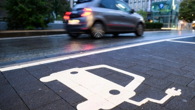 Inzwischen gibt es weltweit fast 56 Millionen Autos mit Elektroantrieb. (Archivbild) (Foto: Julian Stratenschulte/dpa)