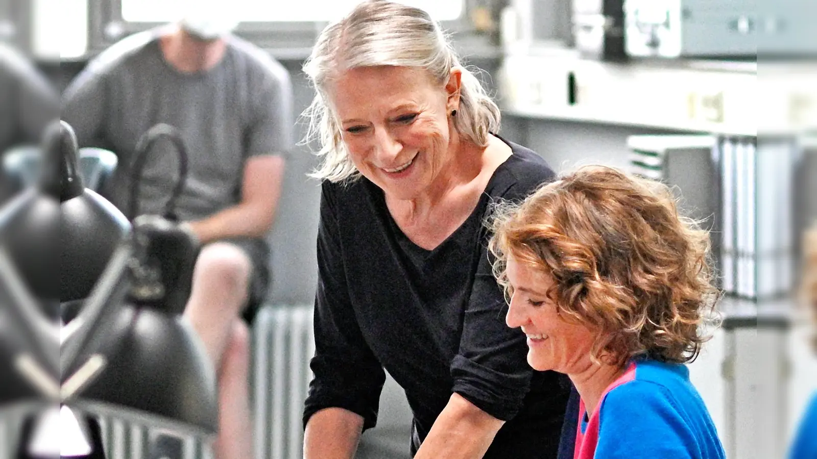 Szene mit den Schauspielerinnen Dagmar Manzel (links) und Eli Wasserscheid. (Foto: Jim Albright)