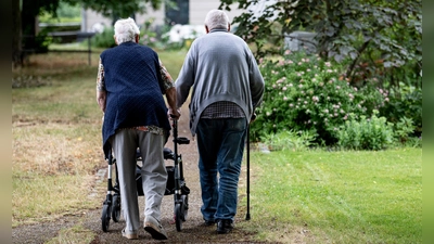 Irgendwann geht es für viele mit Arthrose nicht mehr ohne - nicht ohne Schmerzen, nicht ohne Gehilfe. (Symbolbild) (Foto: Fabian Sommer/dpa)