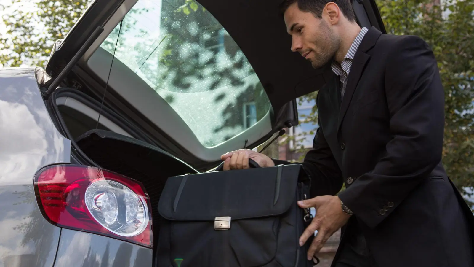 Das Privatauto beruflich nutzen, obwohl ein Dienstwagen zur Verfügung steht? Das kann steuerlich nach hinten losgehen. (Foto: Christin Klose/dpa-tmn)