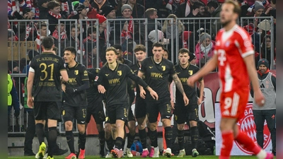 Freude beim FC Augsburg, Enttäuschung bei Harry Kane. (Foto: Peter Kneffel/dpa)