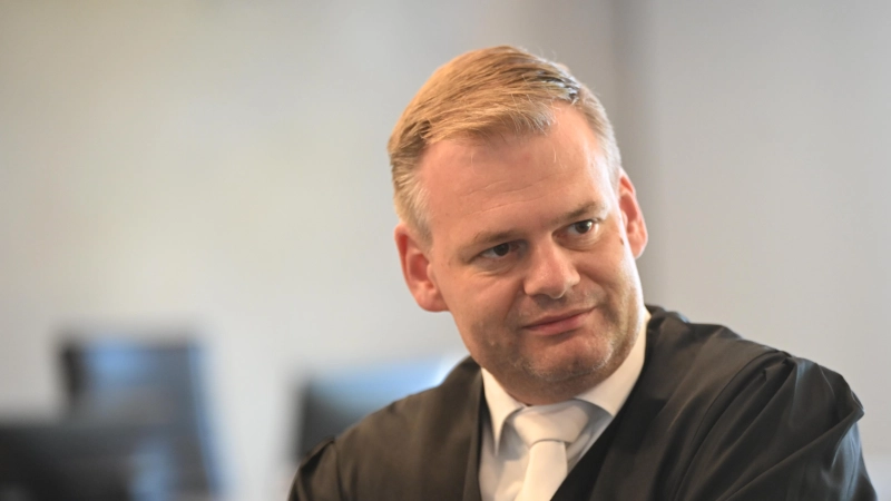Verteidiger Dr. Wolfgang Staudinger will verhindern, dass ein Video als Beweismittel zugelassen wird. Es belastet seinen Mandanten schwer.  (Foto: Manfred Blendinger)
