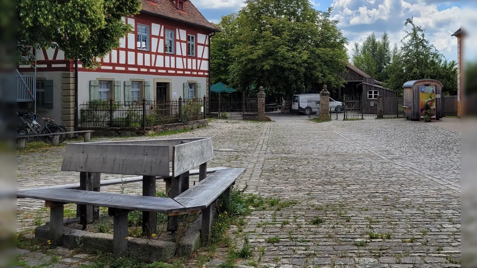 Eine Kronen-Kirchweih war vor dem Freilandmuseum angekündigt. Heuer findet diese wohl aber doch nicht statt, zumindest nicht als offizielle Bad Windsheimer Platzkirchweih. (Foto: Nina Daebel)