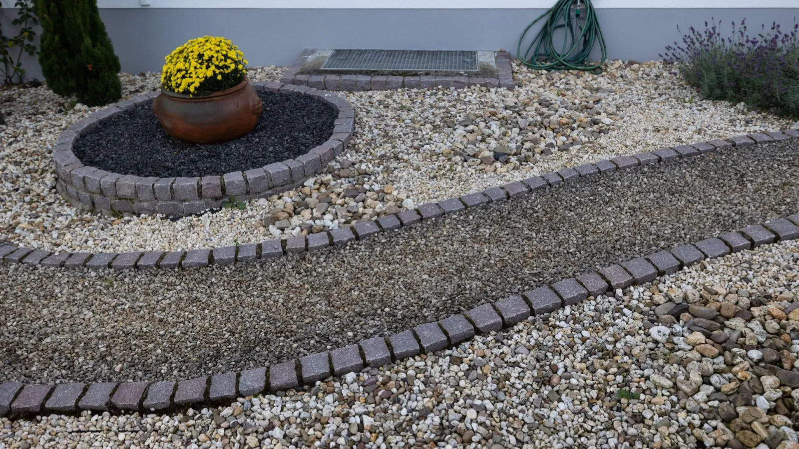 Kies und Schotter statt Blumen und Gras: Wer seinen Garten so gestalten möchte, sollte prüfen, ob das eine Baugenehmigung erfordert. (Foto: Hannes P. Albert/dpa/dpa-tmn)