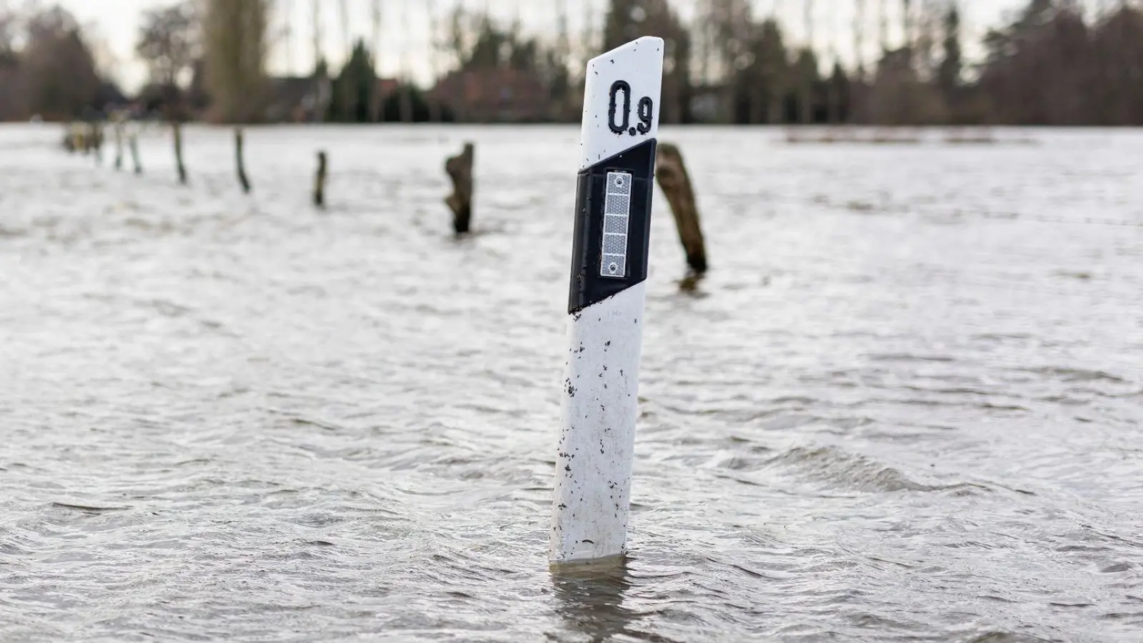 In der Nacht zu Samstag wurde für die Gemeinde Winsen/Aller und die Stadt Celle wegen vermutet steigender Pegelstände vor möglichen Ausfällen der Energieversorgung und des Mobilfunks gewarnt. (Foto: Michael Matthey/dpa)