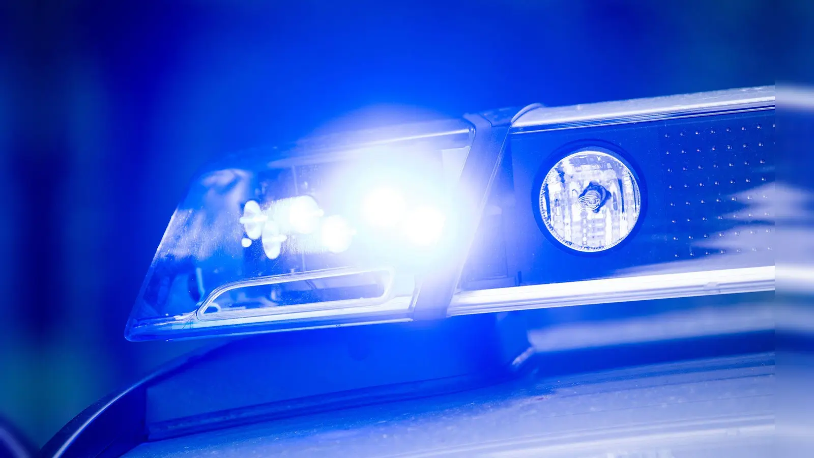 Nach dem Fund eines Toten an der B307 bei Lenggries hat die Polizei dessen Identität geklärt. (Symbolbild) (Foto: Lino Mirgeler/dpa)
