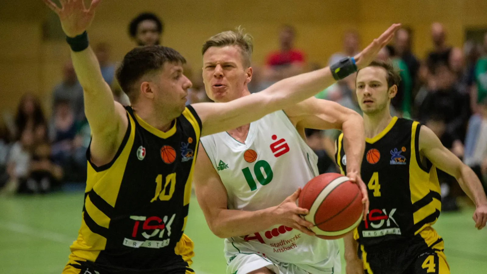 Vor zwei Jahren im zweiten Finalspiel gegen Breitengüßbach trug Leo Trummeter (am Ball) noch das Ansbacher Trikot. Inzwischen spielt er für die Güßbacher. (Foto: Markus Zahn)