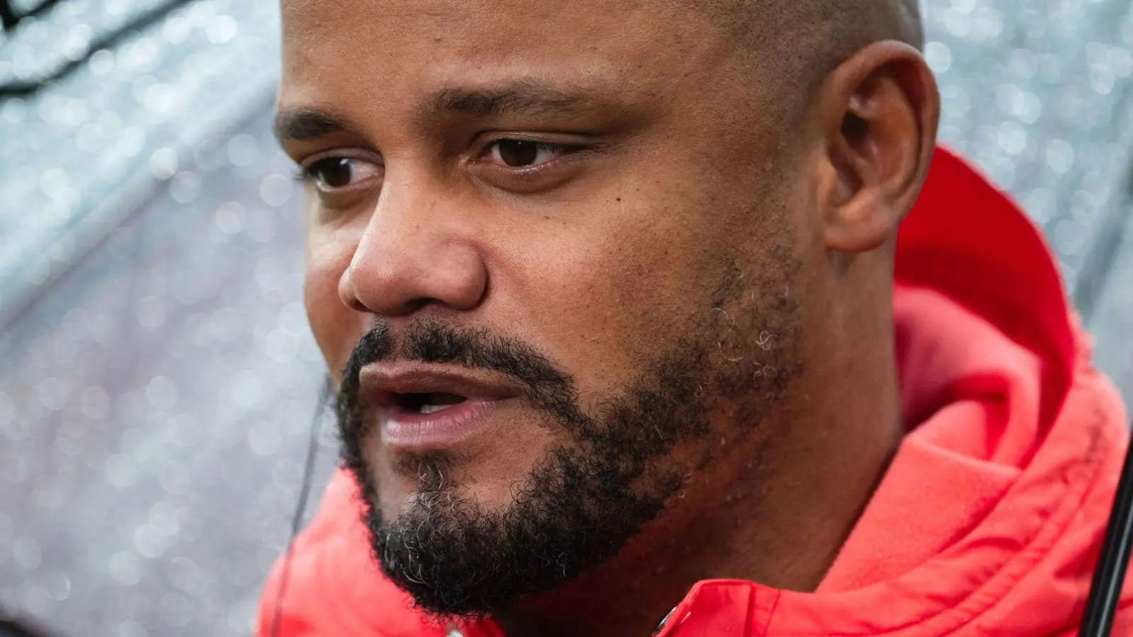 Bayern-Trainer Vincent Kompany hofft auf einen weiteren Münchner Sieg. (Foto: Marius Becker/dpa)