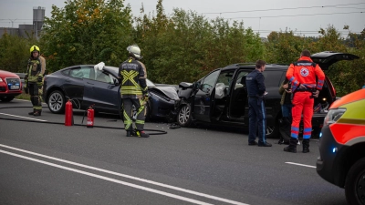 Auf der Bundesstraße 8 bei Emskirchen sind zwei Fahrzeuge frontal zusammengestoßen. (Foto: Mirko Fryska)