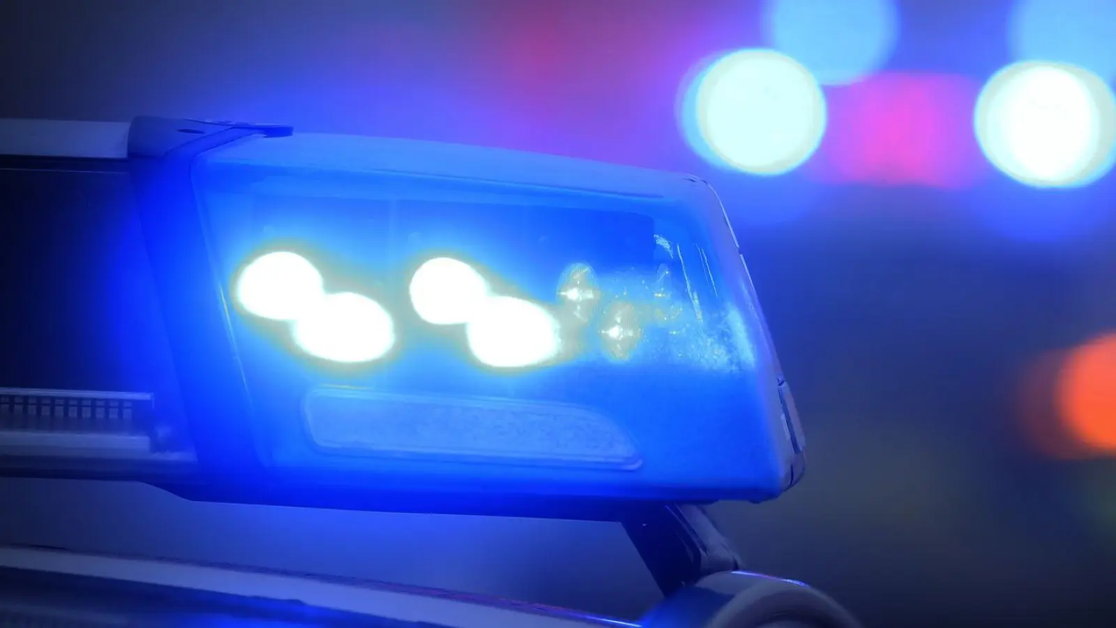 Ein 69-jähriger Autofahrer kam auf gerader Strecke aus ungeklärter Ursache nach links auf die Gegenfahrbahn. (Symbolbild) (Foto: Karl-Josef Hildenbrand/dpa)