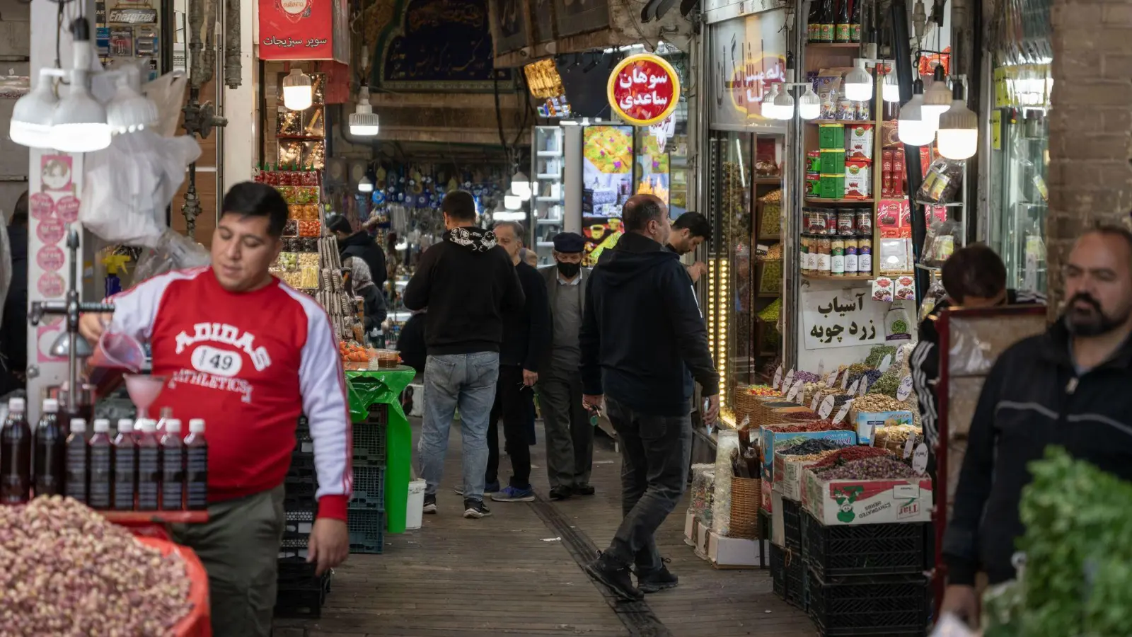 Am Sonntag greifen wieder frühere UN-Sanktionen gegen den Iran. (Archivbild) (Foto: Arne Immanuel Bänsch/dpa)