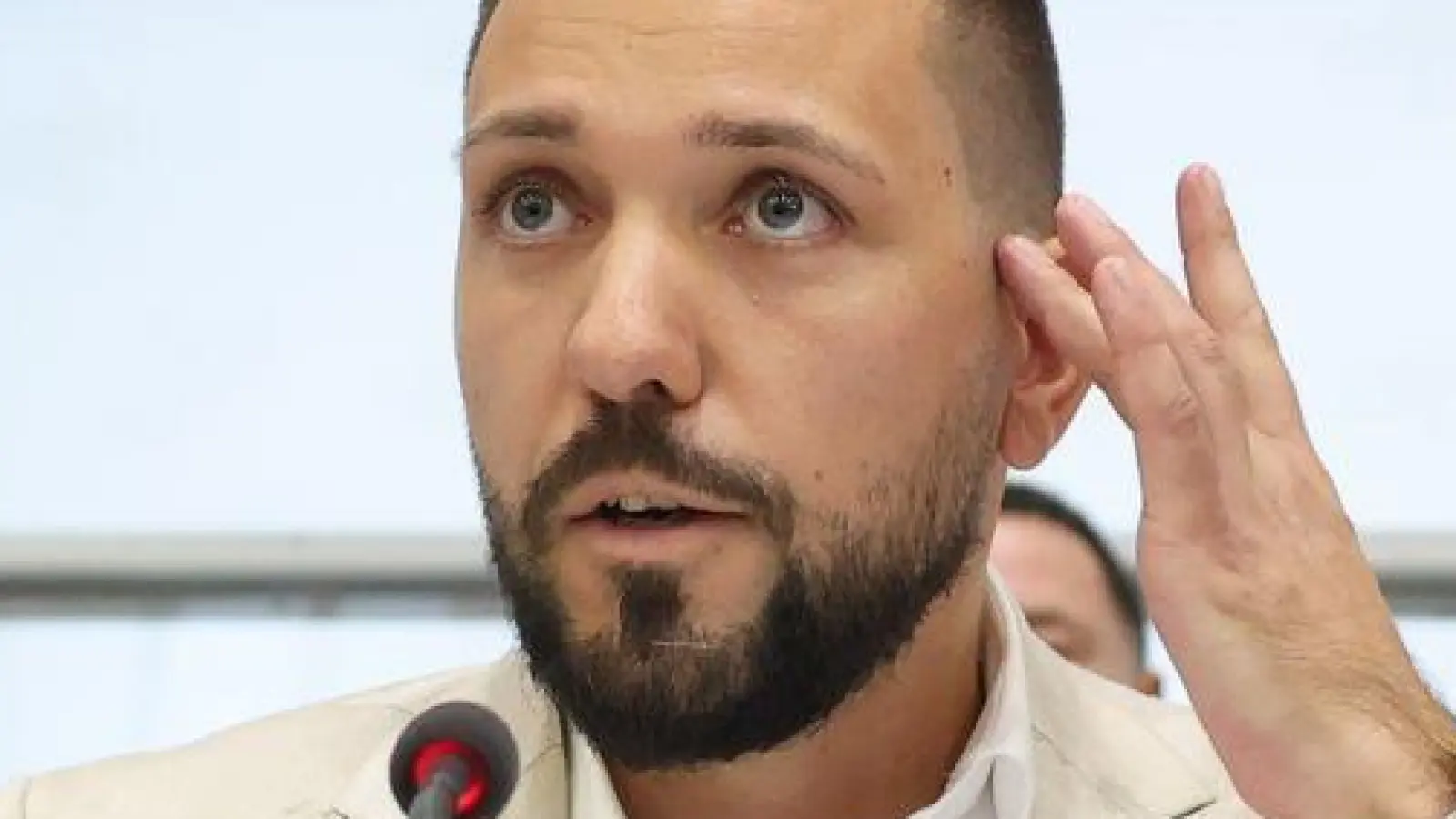 Der neugewählte Landtagspräsident Tobias Rausch (AfD) nimmt nach seiner Wahl vorn im Saal Platz. (Foto: Jan Woitas/dpa pool/dpa)