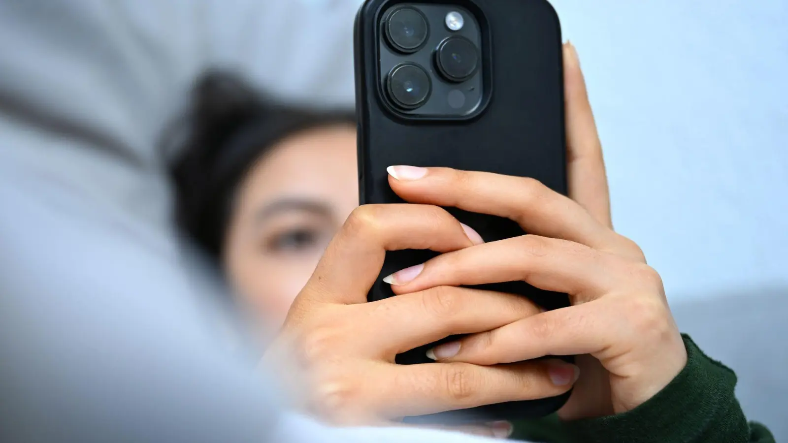 Bloß keine Vorwürfe: Eltern sollten bei problematischen Inhalten im Netz auf Aufklärung und einen offenen Austausch mit Jugendlichen setzen. (Foto: Elisa Schu/dpa/dpa-tmn)