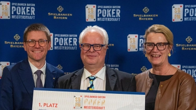 Ein Spieler mit dem Spitznamen Fisheater (Mitte) ist bayerischer Pokermeister 2026. Den Titel holte er sich beim Finale in der Spielbank Feuchtwangen.  (Foto: Staatliche Lotterie- und Spielbankverwaltung)