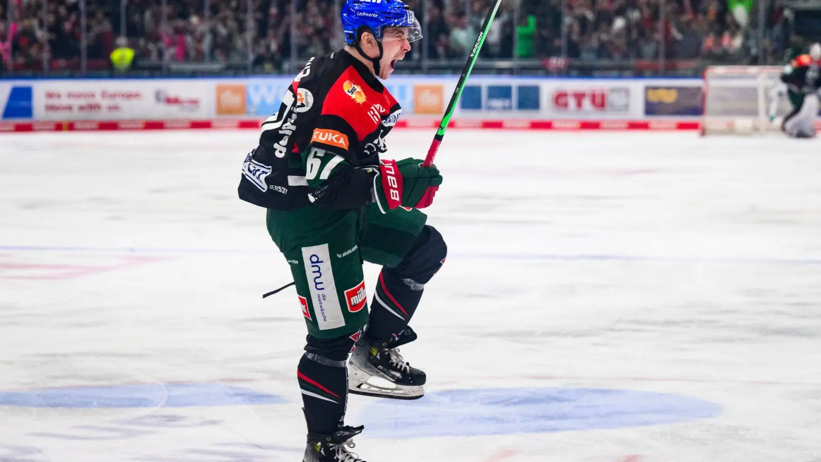 Florian Elias bleibt ein weiteres Jahr ein Augsburger. (Foto: Tom Weller/dpa)