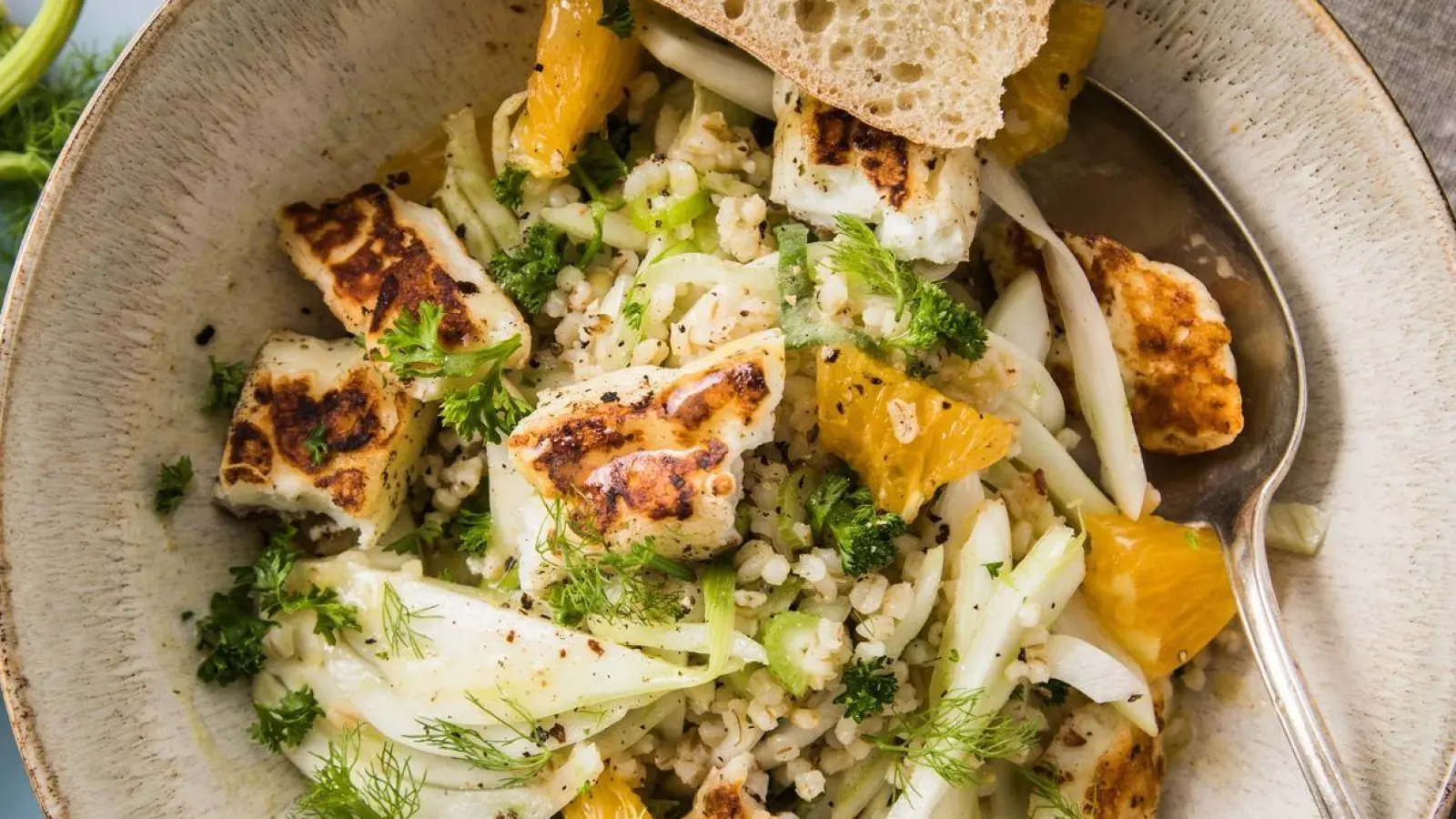 Zusammen mit Orange, Fenchel, Halloumi und einem Limettendressing wird aus Graupen ein sättigender Salat. (Foto: Christin Klose/dpa-tmn/dpa)