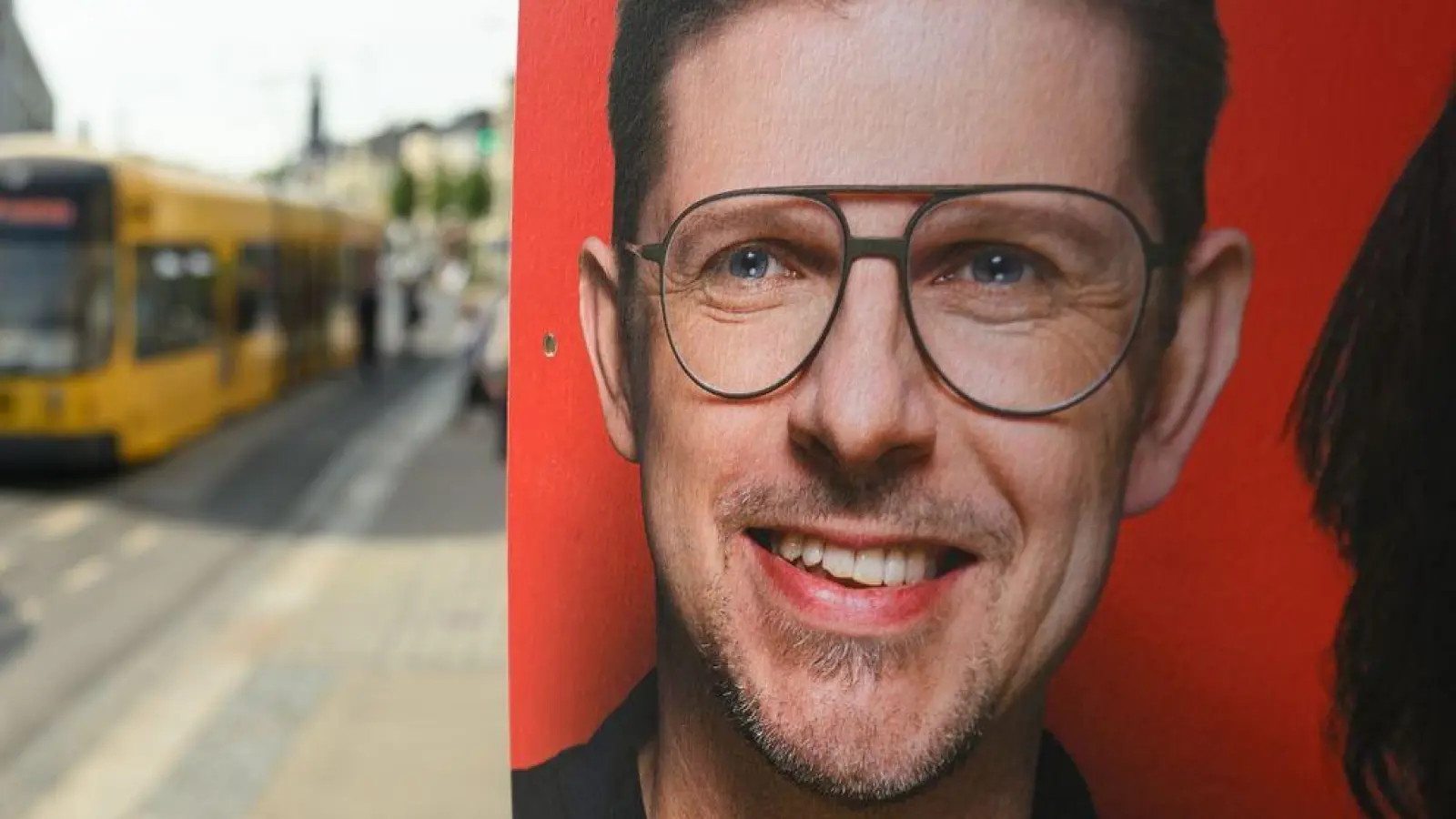 Der SPD-Politiker Matthias Ecke wurde am vergangen Freitag von vier jungen Männern angegriffen, während er Wahlplakate aufhängen wollte. (Foto: Robert Michael/dpa)