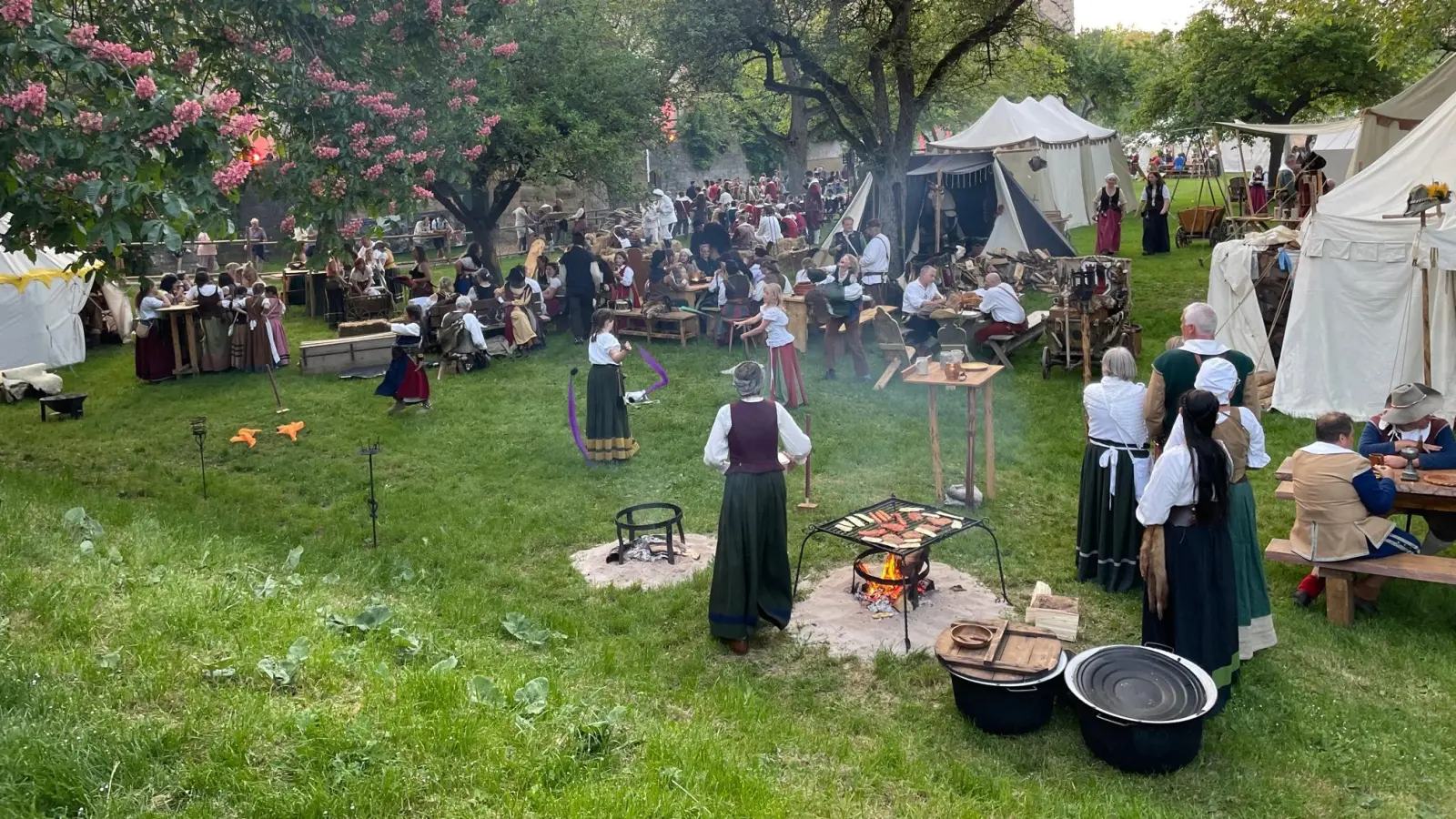 Zweiter Tag bei den Pfingsfestspielen in Rothenburg. Bei bestem Wetter gibt es überall in der Stadt mittelalterliches Treiben zu bewundern. (Foto: Gerhard Krämer)