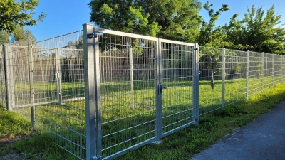 Der Zaun rund um die Hundewiese in Bad Windsheim ist fertig.