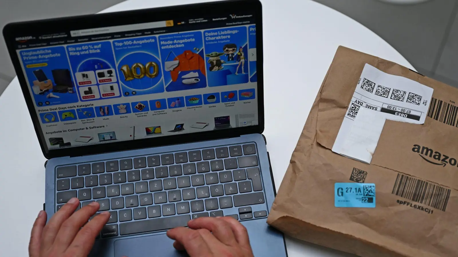 Bei keinem anderen Online-Händler bestellen Kunden so viel wie bei Amazon. (Foto: Michael Brandt/dpa)