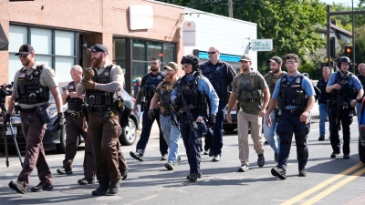 Auf einem Gewehr des Täters soll nach Regierungsangaben „Tötet Donald Trump“ gestanden haben. (Foto: Abbie Parr/AP/dpa)