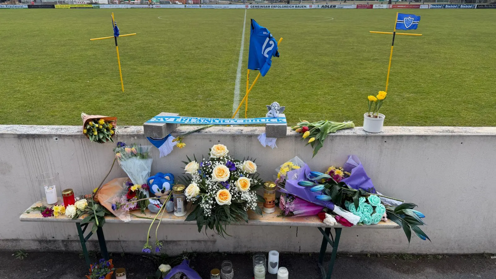 In Erlangen ist ein Fußballtor auf einen Jungen gestürzt. (Foto: Sven Grundmann/News5/dpa)