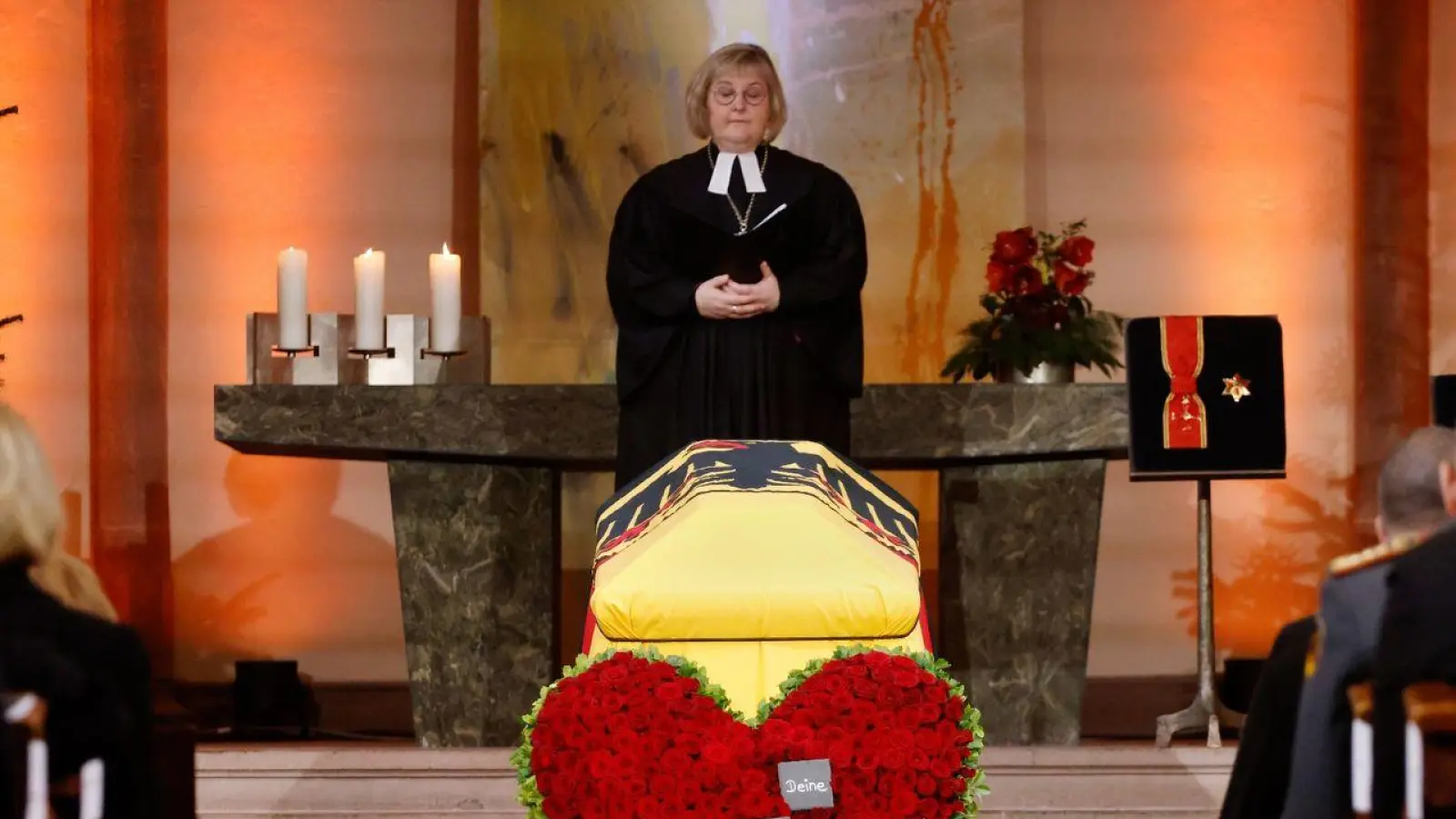 Landesbischöfin Heike Springhart leitet den Gottesdienst bei der Trauerfeier für Wolfgang Schäuble in der evangelischen Stadtkirche von Offenburg. (Foto: Philipp von Ditfurth/dpa)