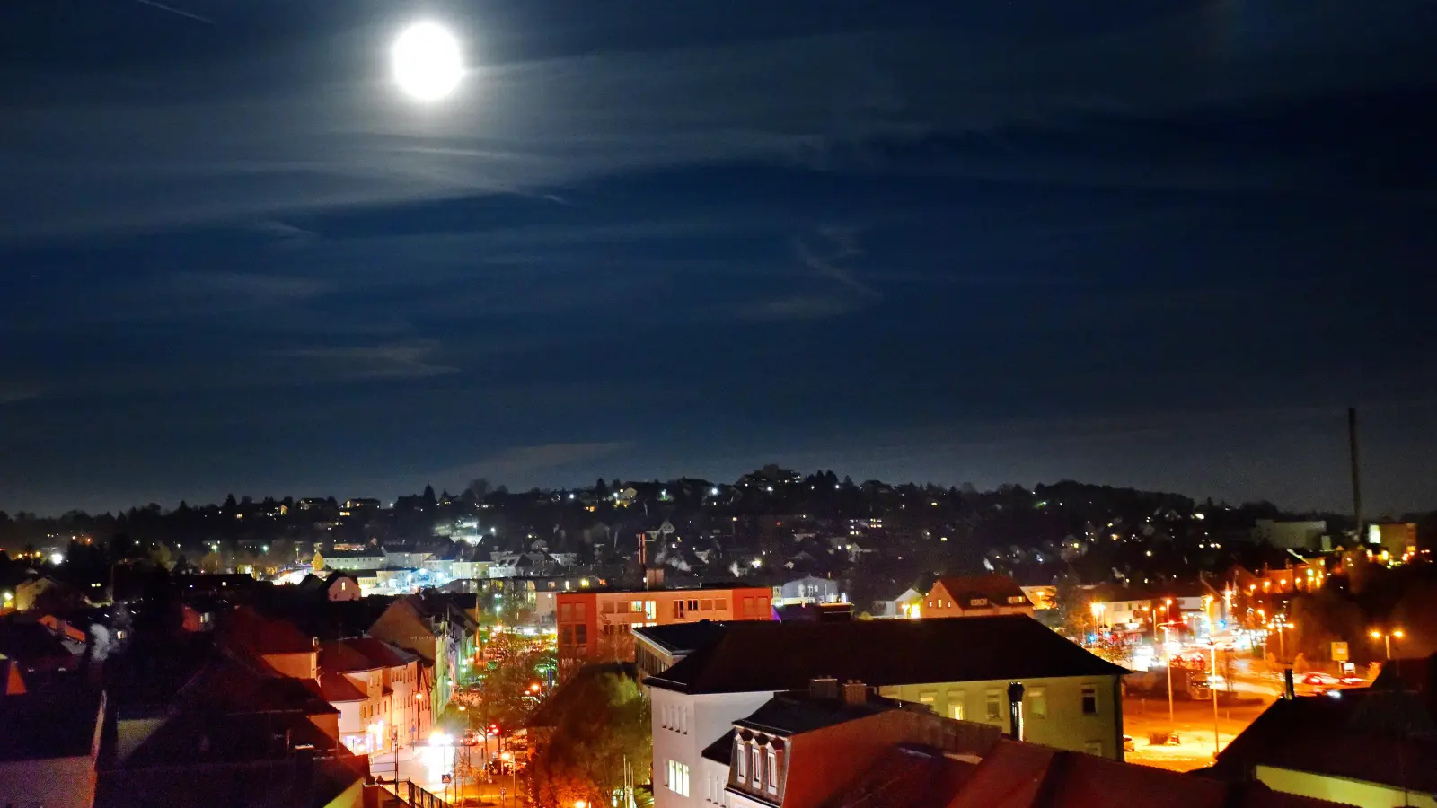Ansbach bei Nacht. Noch ist nur in der Hälfte der Wohnstraßen die nächtliche Abschaltung der Straßenlaternen umgesetzt. Wenn der Vollmond scheint, ist der Nachhauseweg aber in keinem Fall dunkel. (Archivfoto: Jim Albright)